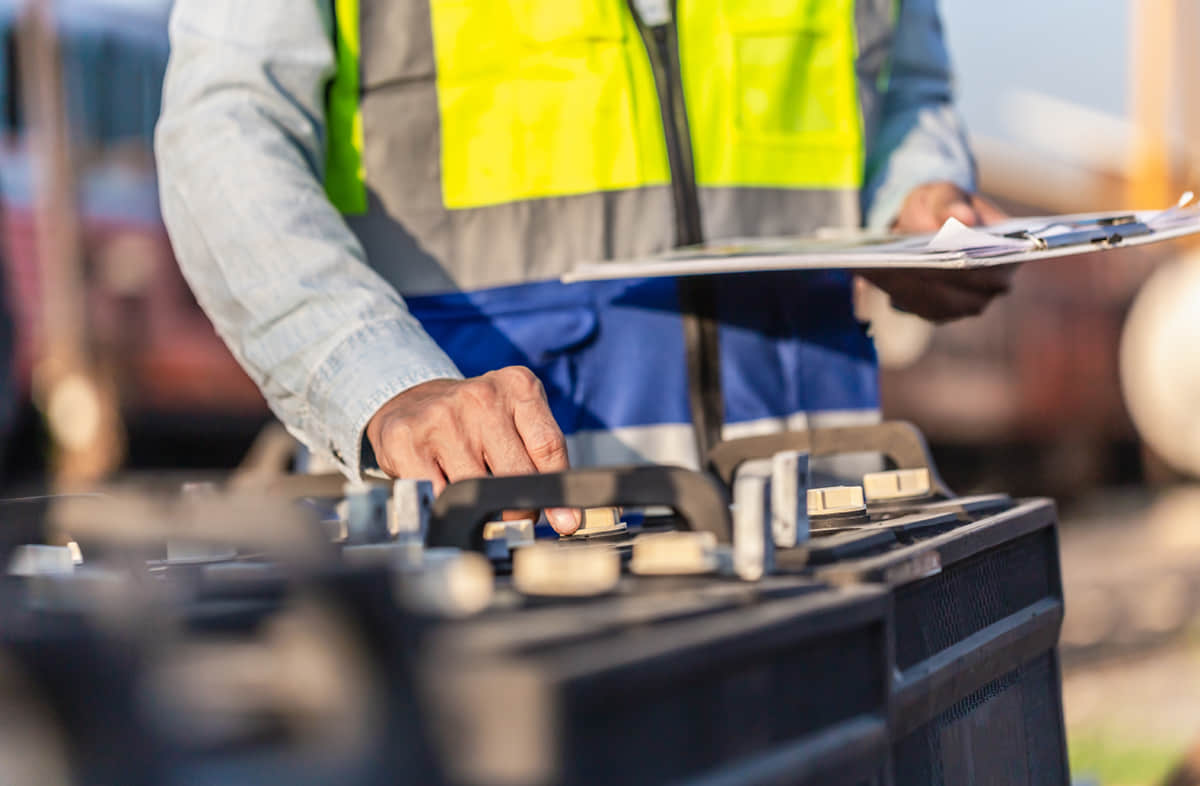 Mechanical worker checking of the battery storage system
